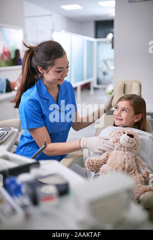 Professionellen Zahnarzt Büro. Wenig lächelnde Mädchen besuchen Zahnarzt. Stockfoto