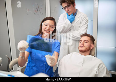 Arzt, Zahnarzt, Zähne der jungen Patienten auf X-ray Stockfoto