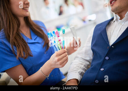 Mündliche zahnmedizinische Hygiene. Zahnpasta und Zahnbürsten.. regelmäßigen Zahnarzt besuchen. Gesunde Zähne Stockfoto