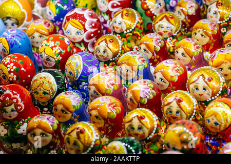 Russische Verschachtelung Puppen in einem Andenkenladen in Moskau. Traditionelles Souvenir aus Russland. Stockfoto