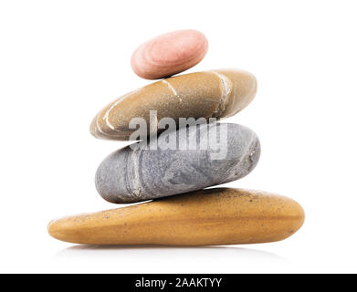 Balancing Kiesel auf einem weißen Hintergrund. Meer Stein Pyramide Stockfoto