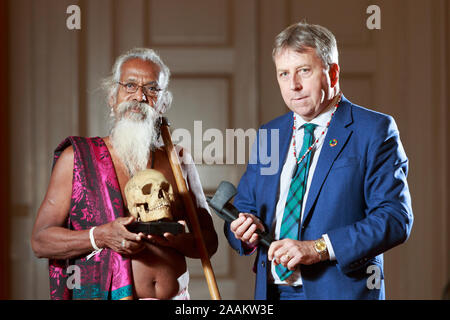 Edinburgh, Schottland. 22. November. 2019. Wani Uruwarige, Chief der antiken Sri Lankan Dschungel Wohnung Stamm den Vedda Menschen, nimmt an einer Feierstunde in der Universität von Edinburgh Playfair Bibliothek in Edinburgh. Die Universität eine Reihe von neun menschlichen Schädeln es vor über 100 Jahren erworben und stellte in ihrer anatomischen Sammlung untergebracht. Im Bild: (L-R) und Peter MathiesonPako Wanniya Uruwarige Mera/Alamy leben Nachrichten Stockfoto