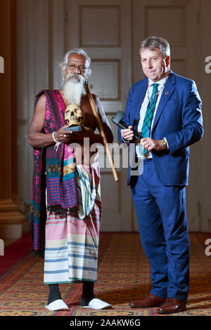 Edinburgh, Schottland. 22. November. 2019. Wani Uruwarige, Chief der antiken Sri Lankan Dschungel Wohnung Stamm den Vedda Menschen, nimmt an einer Feierstunde in der Universität von Edinburgh Playfair Bibliothek in Edinburgh. Die Universität eine Reihe von neun menschlichen Schädeln es vor über 100 Jahren erworben und stellte in ihrer anatomischen Sammlung untergebracht. Im Bild: (L-R) und Peter MathiesonPako Wanniya Uruwarige Mera/Alamy leben Nachrichten Stockfoto
