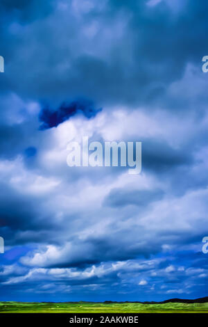 Irische Landschaft mit grünen Hügeln im Abstand, unter einem Himmel, dass Bedrohungen schlechtes Wetter. Die Ruhe vor dem Sturm. Stockfoto