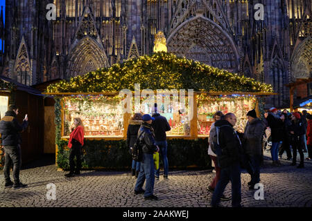 Straßburg, Frankreich. November 2019. Eröffnungstag der jährlichen Straßburger Weihnachtsmärkte, einer der ältesten in ganz Europa. Mehr als 300 Stände sind für die Öffentlichkeit geöffnet, mit einer Vielfalt an Speisen und Souvenirs. Der Markt begann 1570 vor der gotischen Kathedrale mit nur wenigen Ständen. Heute gibt es mehr als 300 Marktstände, die in der ganzen Stadt verteilt sind. Der Markt bleibt bis zum 30. Dezember geöffnet Stockfoto