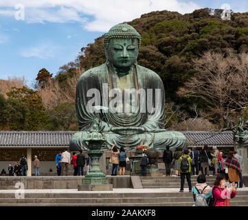 Kamakura, Japan - November 1., 2018: Touristen bewundern die riesige Buddha Statue am Kotokuin Tempel in Kamakura, Japan Stockfoto