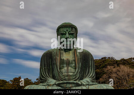 Kamakura, Japan - November 1., 2018: Cloud Bewegung über die riesige Buddha Statue am Kotokuin Tempel in Kamakura, Japan Stockfoto