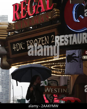 Anzeichen für die Disney Animationsfilm 'Frozen 2' sind auf dem Display außerhalb in einem Kino in New York City am Freitag, 22. November 2019. Gefrorene 2 Hit Theater 07.11.22 In den USA und Großbritannien und Dez. 26 in Australien. Gefrorene 2, der Fortsetzung von Disney's 2013 animierte Hit eingefroren. Foto von John angelillo/UPI Stockfoto