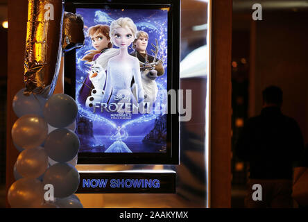 Plakate für die Disney Animationsfilm 'Frozen II" sind in einem Kino in New York City am Freitag, 22. November 2019. Gefrorene 2 Hit Theater 07.11.22 In den USA und Großbritannien und Dez. 26 in Australien. Gefrorene 2, der Fortsetzung von Disney's 2013 animierte Hit eingefroren. Foto von John angelillo/UPI Stockfoto