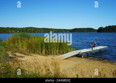 Zwei Jungen spielen auf ein Dock, Insel Teich, Vermont, USA. Stockfoto