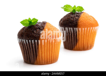 Frisch gebackener Kürbis und Schokolade minimuffins isoliert auf weißem Stockfoto