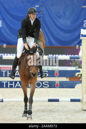 VERONA, Italien - 09.November: Peder Fredricson für Schweden an der Franco Tucci Fall konkurrieren während der longines FEI Jumping Wm 2019 in Verona Stockfoto