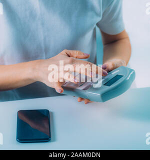 Einstellen des digitalen hand grip Dynamometer. Stockfoto