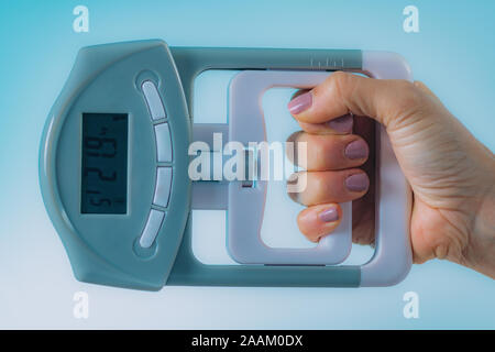 Frau mit digitalen hand grip Dynamometer. Stockfoto