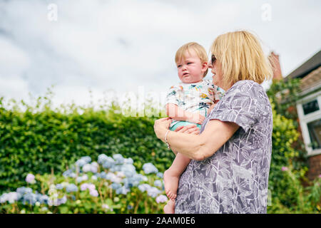 Großmutter, die Mädchen im Garten Stockfoto