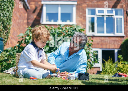 Großvater, Enkel, Spielen auf Gras Stockfoto