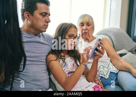 Drei generation Familie computer spiele auf Sofa Stockfoto
