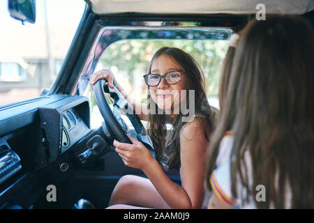 Junge Mädchen vorgibt, Antrieb Stockfoto