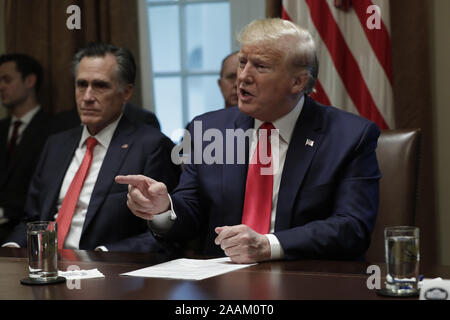 Washington, United States. 22 Nov, 2019. Us-Präsident Donald Trump spricht während einer Sitzung auf die Jugend vaping und die elektronische Zigarette Epidemie im Schaltschrank im Weißen Haus in Washington, DC am Freitag, 22. November 2019. Stockfoto