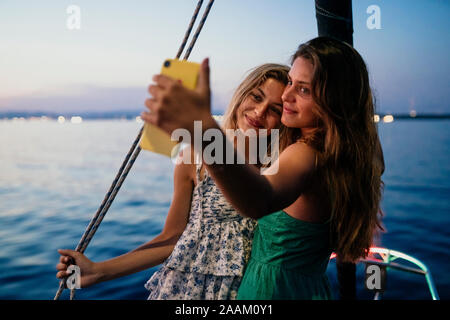 Freunde von selfie auf Segelboot, Italien Stockfoto