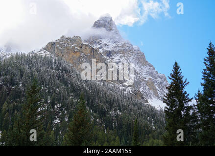 Die Wolken hängen über die Gipfel und Wälder des Tetons nach ein Herbststurm, aber Sie sind die Art und Weise zu den blauen Himmel. Stockfoto