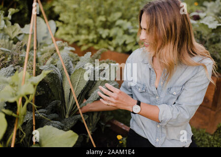 Frau arbeitet in ihrem Garten Stockfoto