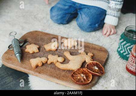 Das Kind macht Lebkuchen. Neues Jahr und Weihnachten feiern. Weihnachten Ideen Stockfoto