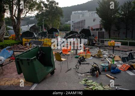 Hongkong, China. 15 Nov, 2019. Schule Möbel und Mülleimer verwendet Barrikade während der Demonstration zu bauen. Nach einer Woche der Streiks und Auseinandersetzungen mit der Polizei, die Demonstranten noch der Campus der Chinesischen Universität von Hongkong in einem Tag der relativen Ruhe besetzen. Am Ende des Tages zogen die Demonstranten blockiert wieder Tolo Highway in Flash Mob Aktionen und dann auf dem Campus durch private Treiber geholfen, nach Einstellung der Eingang der Brücke Nummer 2 in Brand evakuiert. Es wurden keine Verhaftungen vorgenommen. Credit: Ivan Abreu/SOPA Images/ZUMA Draht/Alamy leben Nachrichten Stockfoto