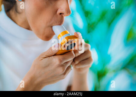 Frau mit spirometer, Messung der Lungenfunktion und Kraft exspiratorisches Volumen. Stockfoto