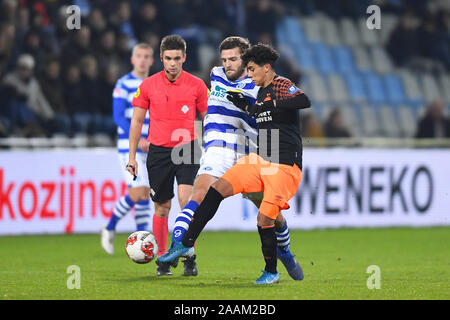 Doetinchem, Niederlande. 22 Nov, 2019. DOETINCHEM, De Vijverberg, 22-11-2019, Fußball, Niederländische Keuken Kampioen Divisie, De Graafschap-Jong PSV, De Graafschap player Javier Tierarzt mit Jong PSV Richard Ledezma während des Spiels De Graafschap-Jong PSV Credit: Pro Schüsse/Alamy leben Nachrichten Stockfoto