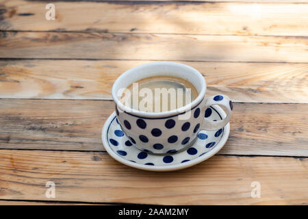 Tasse Kaffee auf hölzernen Tisch. Stockfoto