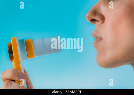 Frau mit einem intelligenten digitalen Spirometer. Stockfoto