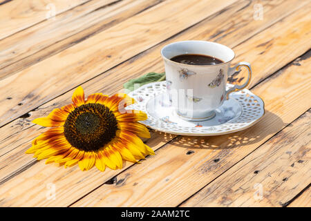 Tasse Kaffee und Sonnenblumenkerne auf Holztisch. Stockfoto