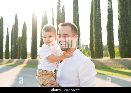Vater mit Sohn im park Stockfoto