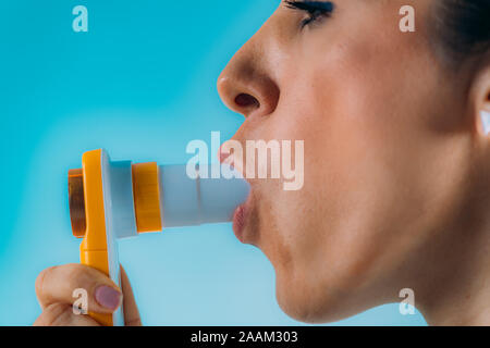 Frau mit einem intelligenten digitalen Spirometer. Stockfoto