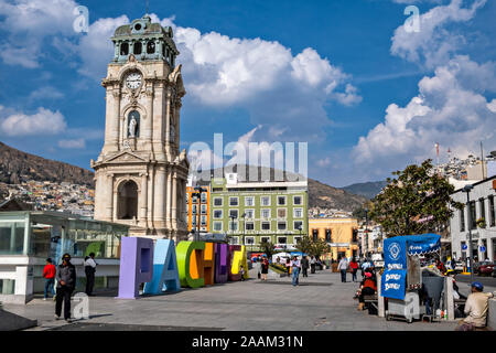 Der Uhrturm Denkmal, genannt Reloj Monumental de Pachuca in Spanisch an der Plaza Independencia in Pachuca, Hidalgo, Mexiko. Die TOWNER von Cornish miner Francis Regel gespendet, wurde im Jahre 1907 erbaut, ist 40 Meter hoch und von vier Statuen Reform, Freiheit, Unabhängigkeit und die Verfassung umgeben. Stockfoto