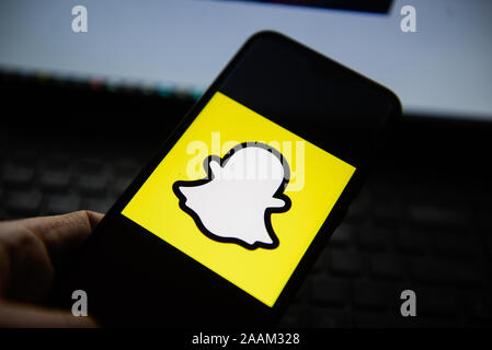 In diesem Foto, Bild a Snapchat Logo auf einem Smartphone gesehen angezeigt. Stockfoto