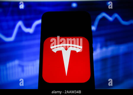 In diesem Foto Illustration ein Tesla Logo auf einem Smartphone gesehen angezeigt. Stockfoto