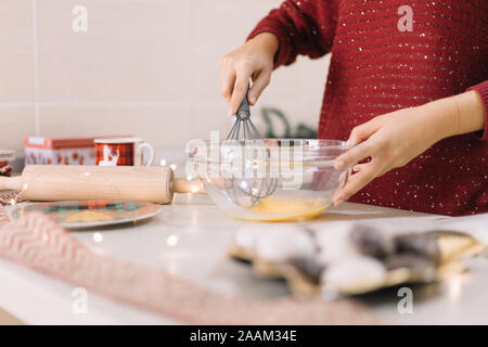 Close-up mischen Eier mit Rührwerk in der Schüssel Stockfoto