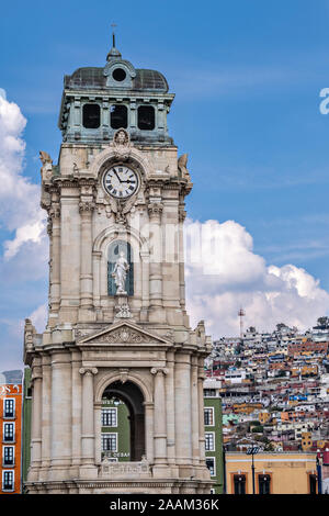 Der Uhrturm Denkmal, genannt Reloj Monumental de Pachuca in Spanisch an der Plaza Independencia in Pachuca, Hidalgo, Mexiko. Die TOWNER von Cornish miner Francis Regel gespendet, wurde im Jahre 1907 erbaut, ist 40 Meter hoch und von vier Statuen Reform, Freiheit, Unabhängigkeit und die Verfassung umgeben. Stockfoto