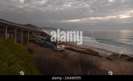 Coaster Passagier Diesellok Reisen entlang der Küste Eisenbahnschienen unter Brücke, bewölkt, in der Nähe von Torrey Pines Park, La Jolla, Kalifornien, USA Stockfoto