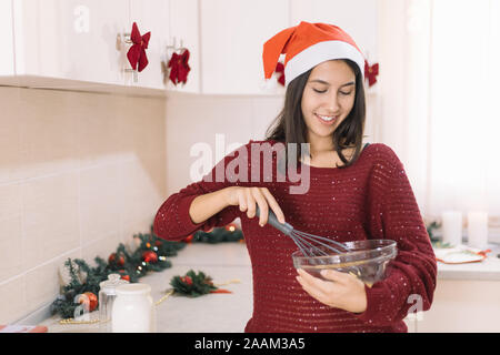 In der Nähe von Frau rühren, Eier in der Schale Stockfoto