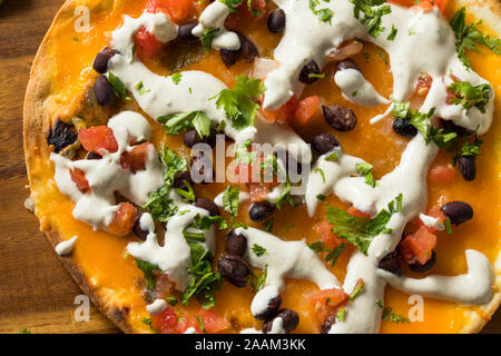 Hausgemachte öffnen Quesadilla Käse Scharfe mit Tomaten und Bohnen konfrontiert Stockfoto