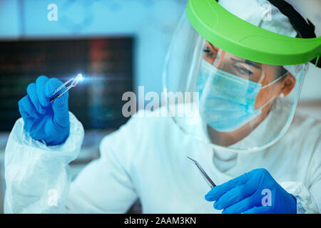 Wissenschaftler untersuchen RFID-Chip in sauberes Zimmer Implantat. Stockfoto