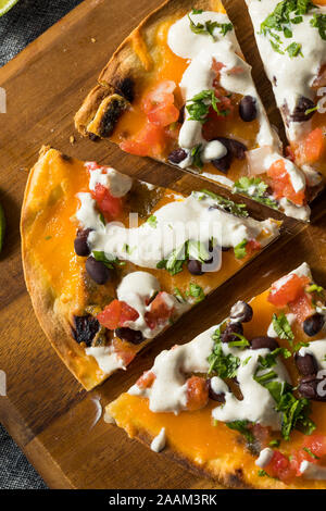 Hausgemachte öffnen Quesadilla Käse Scharfe mit Tomaten und Bohnen konfrontiert Stockfoto