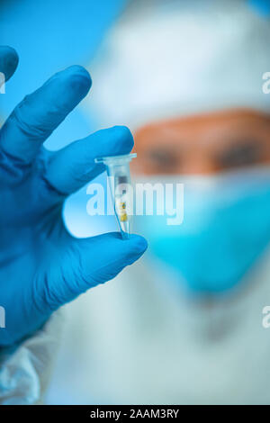 NFC-Chip im Fokus der Implantation. Stockfoto