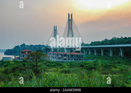 Sonnenuntergang über dem neuen Wahrzeichen von Brazzaville, genannt Pont de Corniche, eröffnet 2016, Route de la Corniche in Republik des Kongo verbunden. Stockfoto