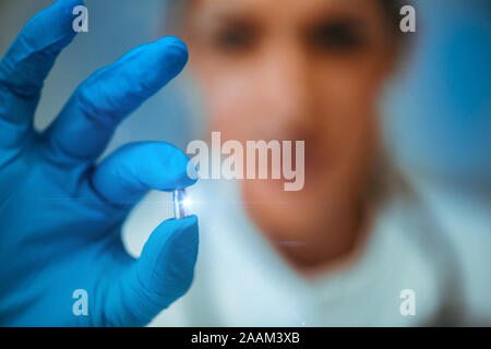 RFID-Chip implantieren, neue Technologien. Stockfoto