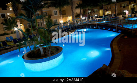 Nacht pool Beleuchtung am Pagona Hotel Apartments, Paphos, Zypern Stockfoto