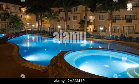 Nachtbeleuchtung des Pools in den Pagona Hotel Apartments, Paphos, Zypern Stockfoto